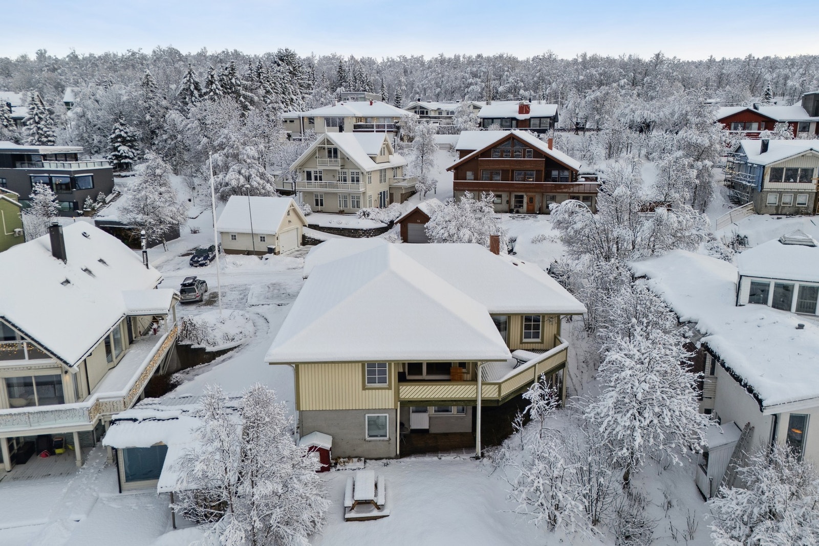 Boligen har flotte uteområder for de som ønsker å drive med lett hagearbeid, eller bare nyte sommerdager fra verandaen Galleribilde