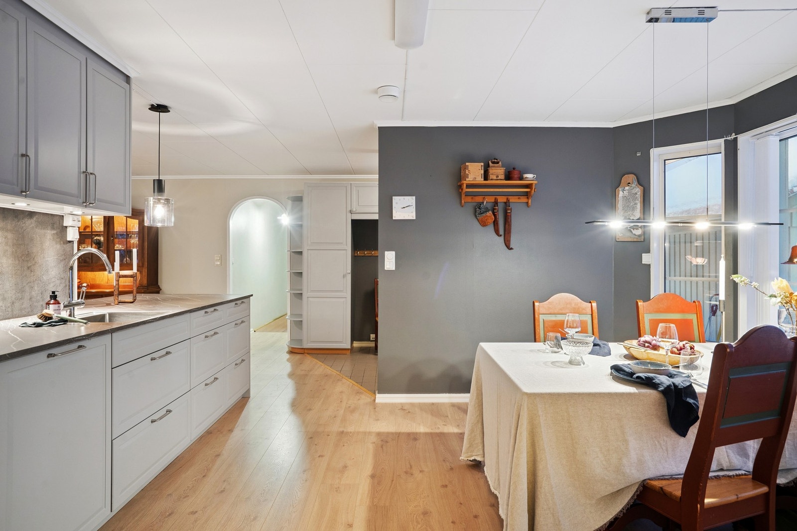 Kjøkkenløsningen gir god plass til et komfortabelt spiseområde Galleribilde