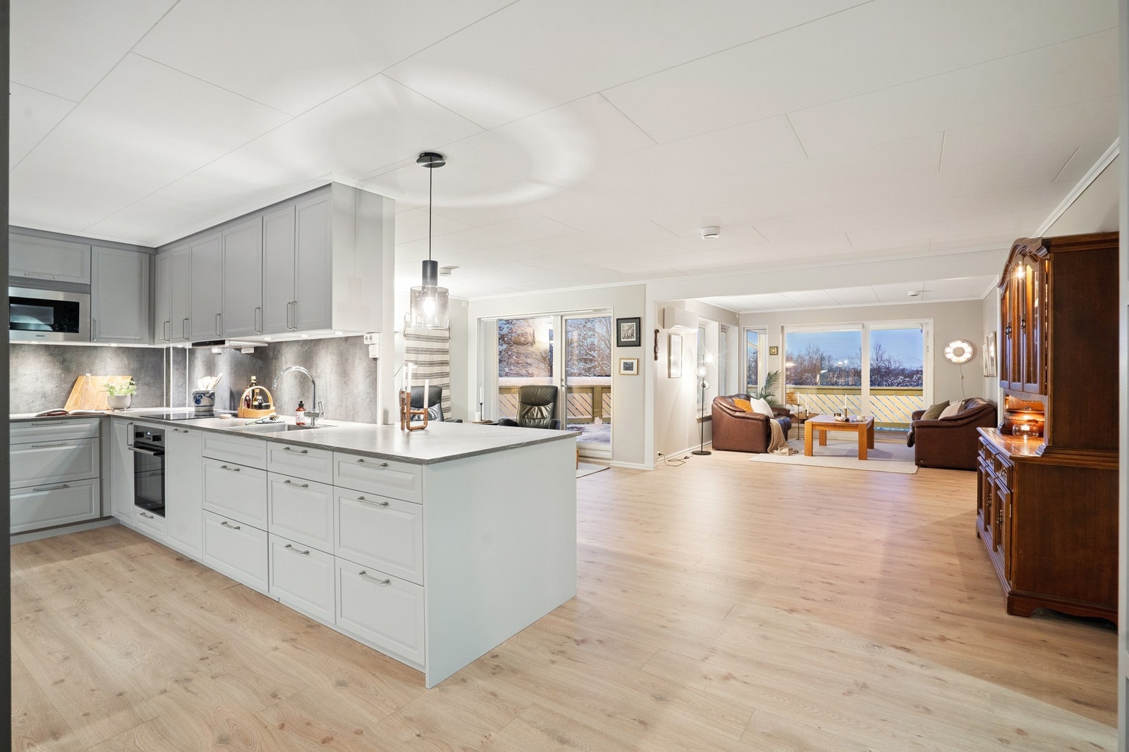 Kjøkkenet har en praktisk løsning som gir gode oppbevaringsmuligheter og rikelig med benkeplass Galleribilde