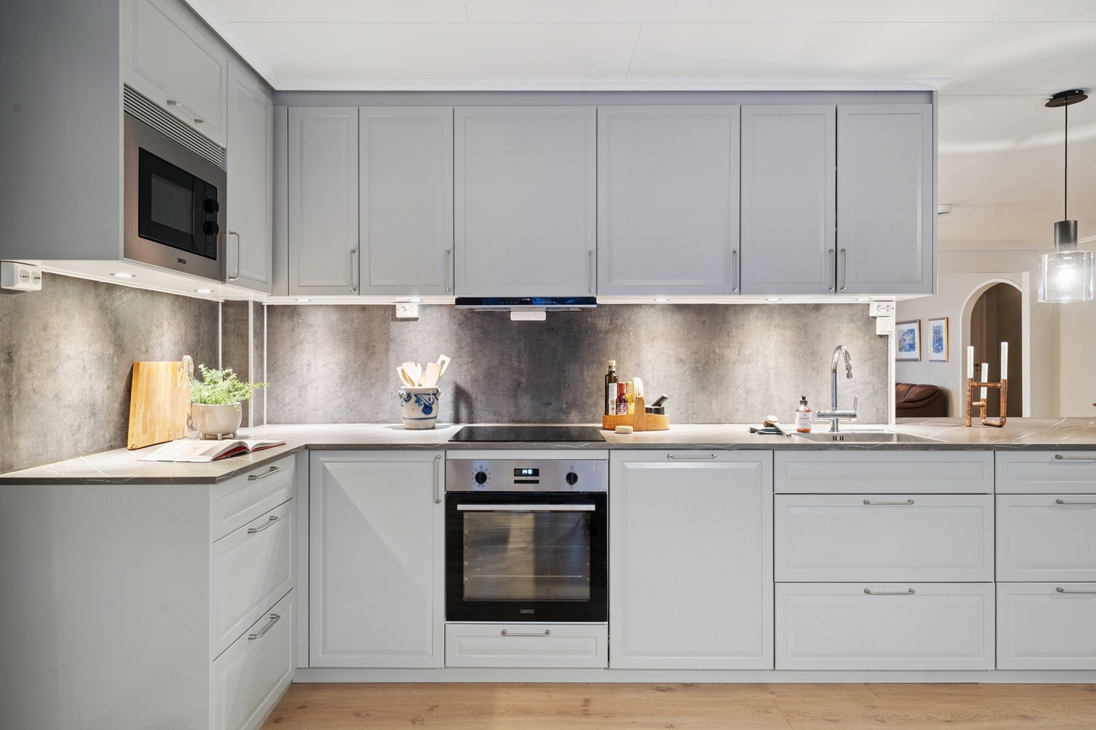 Det er innredet med integrerte hvitevarer Galleribilde