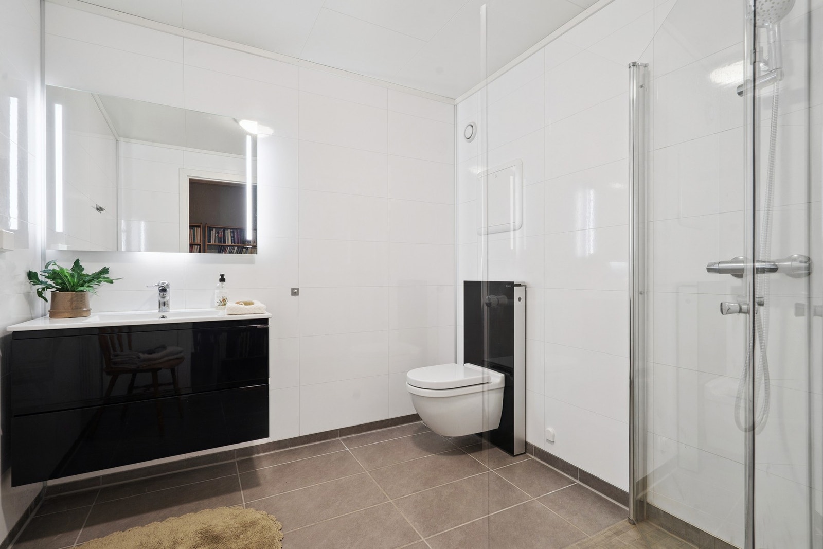 Badet har vegghengt innredning og et moderne fargevalg Galleribilde