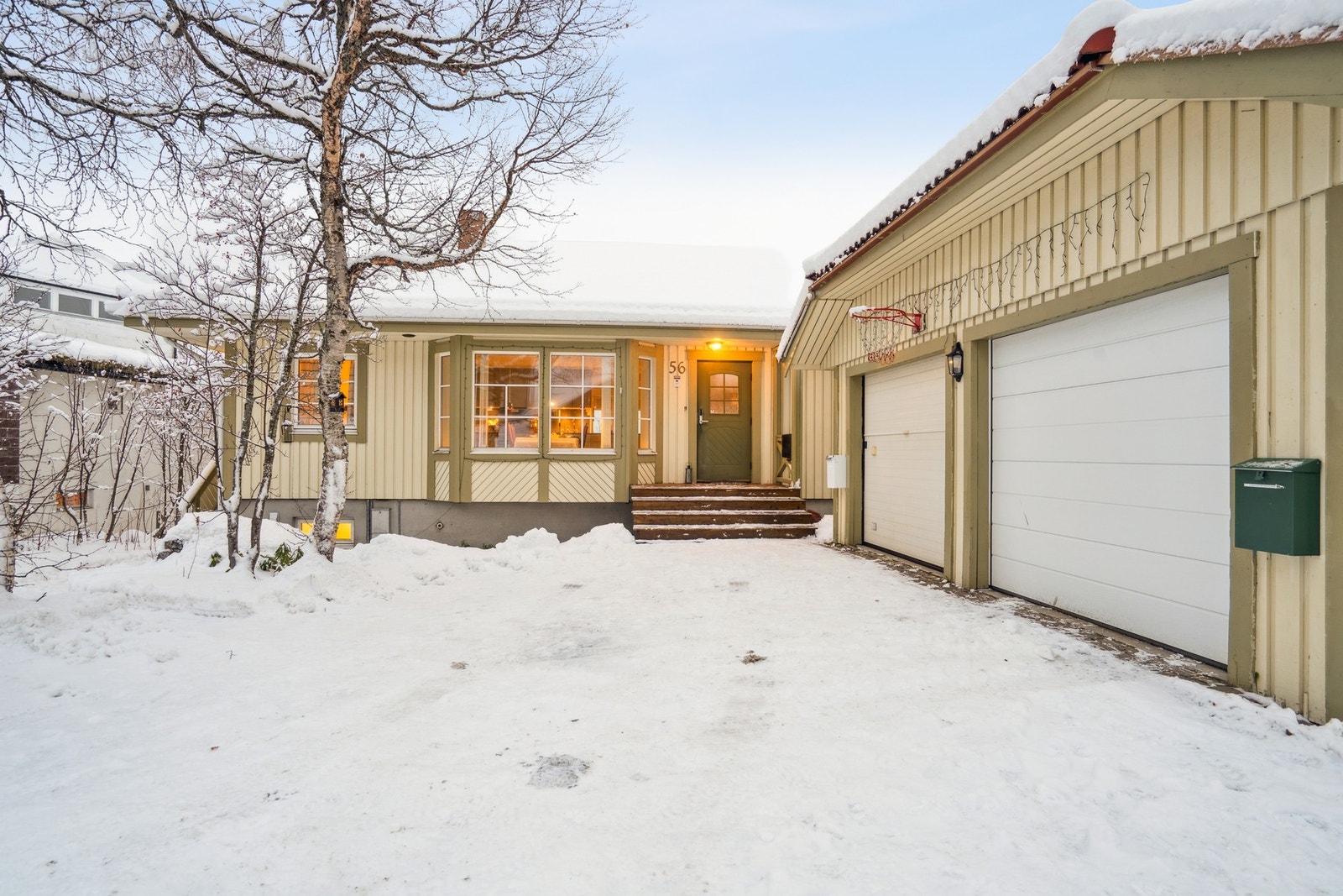 Det er god plass til parkering på tomten og i dobbel garasjen Galleribilde