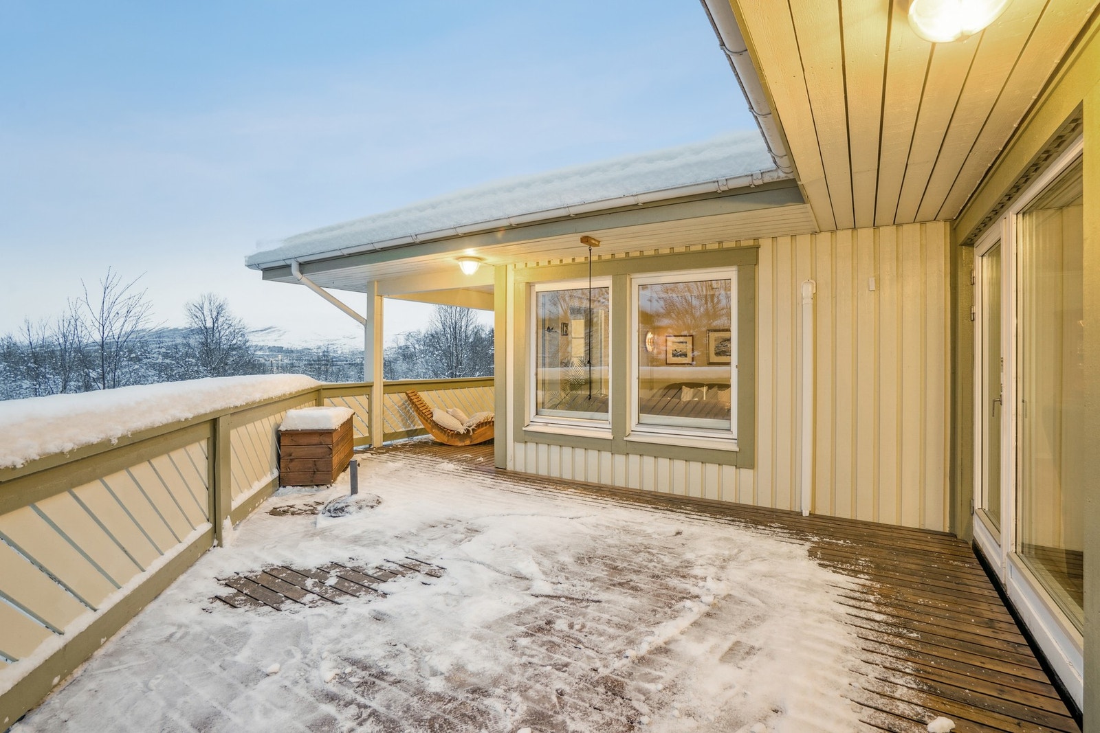 Gode solforhold fra en sør- vestvendt terrasse og markterrasse. Galleribilde
