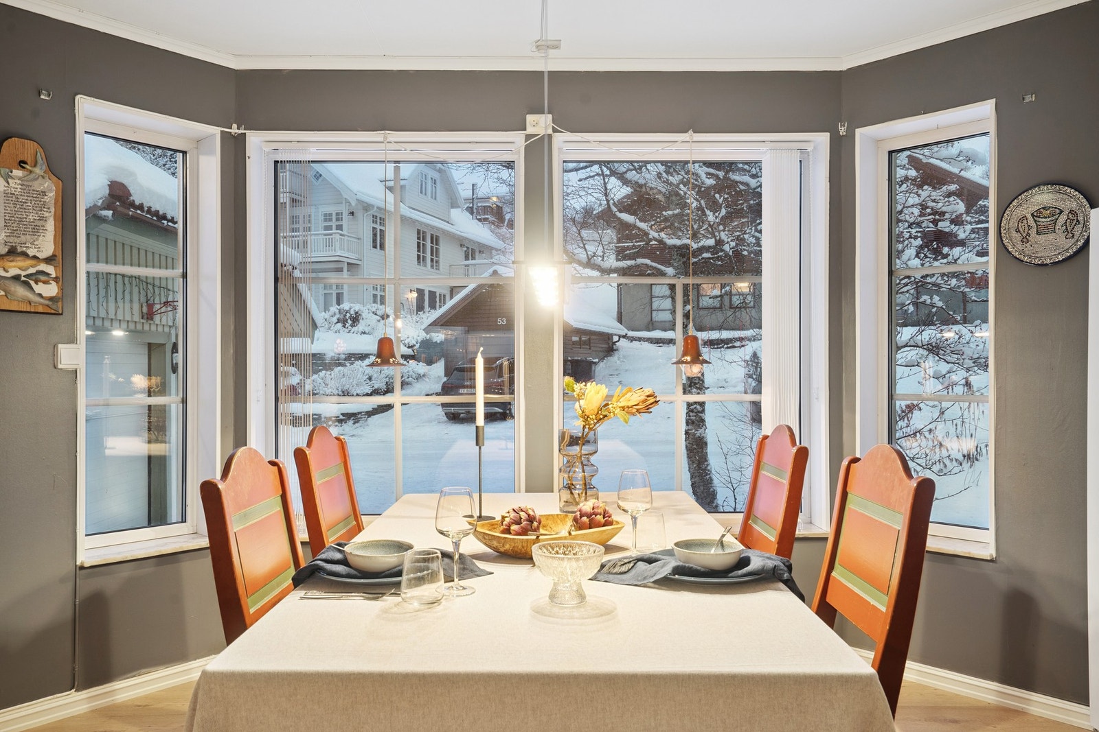 Behagelig spisesone hvor store vinduene skaper en åpen og luftig atmosfære Galleribilde