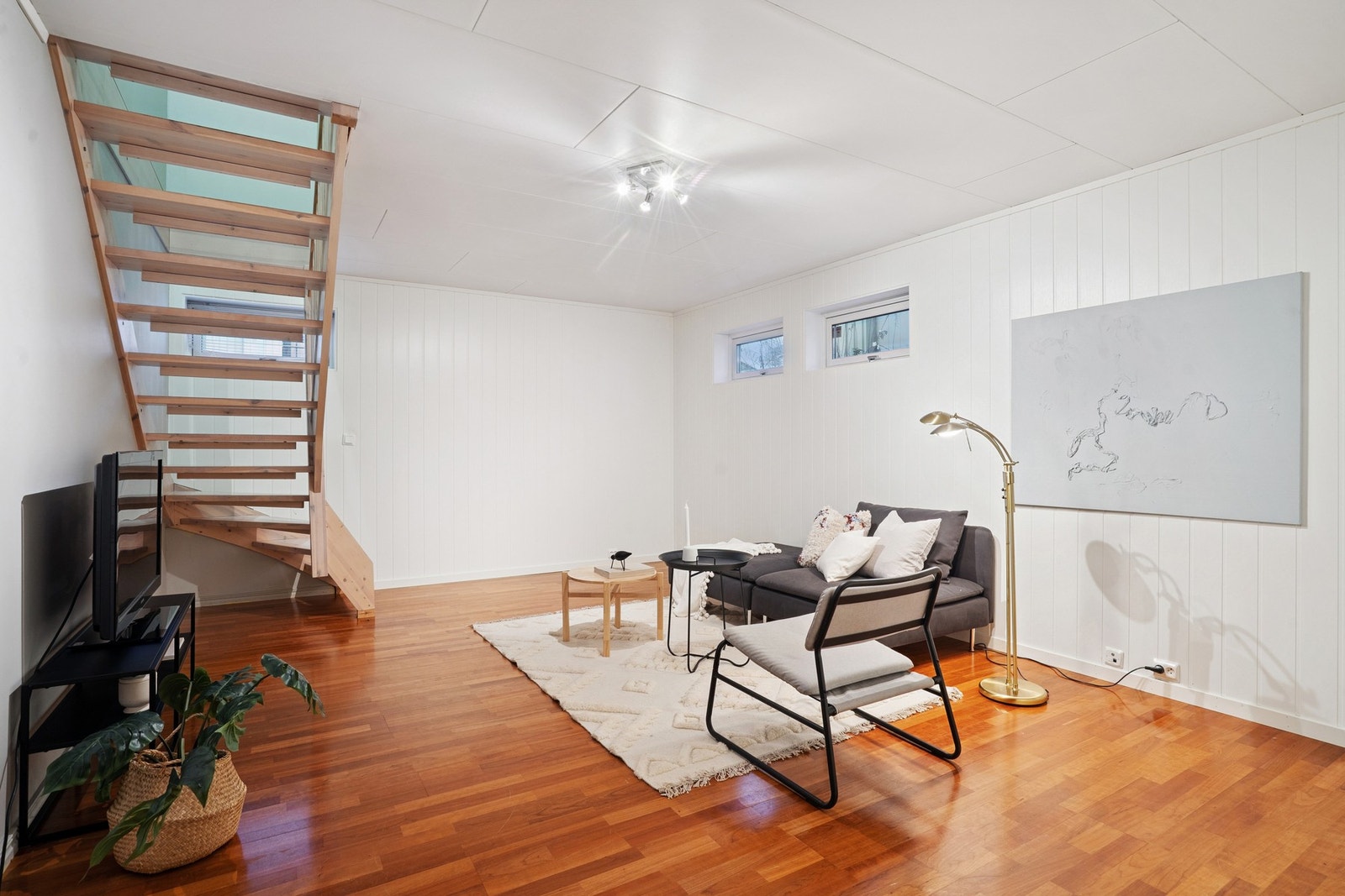 Det er etablert kjellerstue og bad i underetasjen (ikke omsøkt) Galleribilde