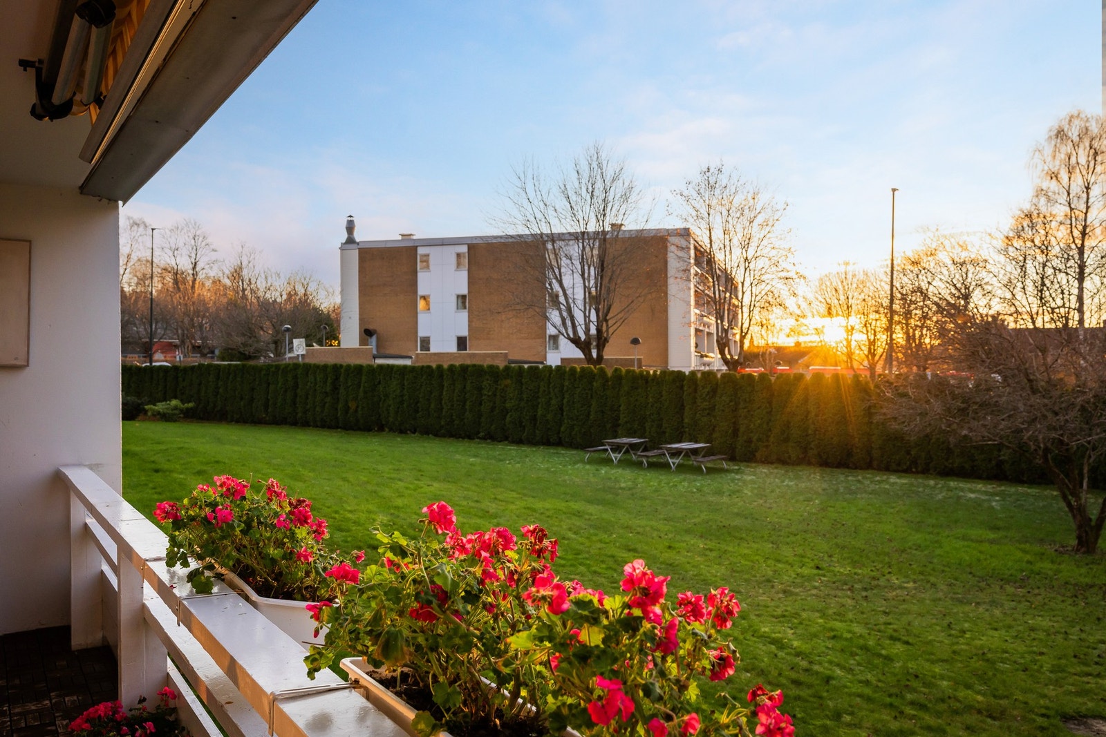 Utsynet fra balkongen er mot fint og grønt fellesområde. Galleribilde