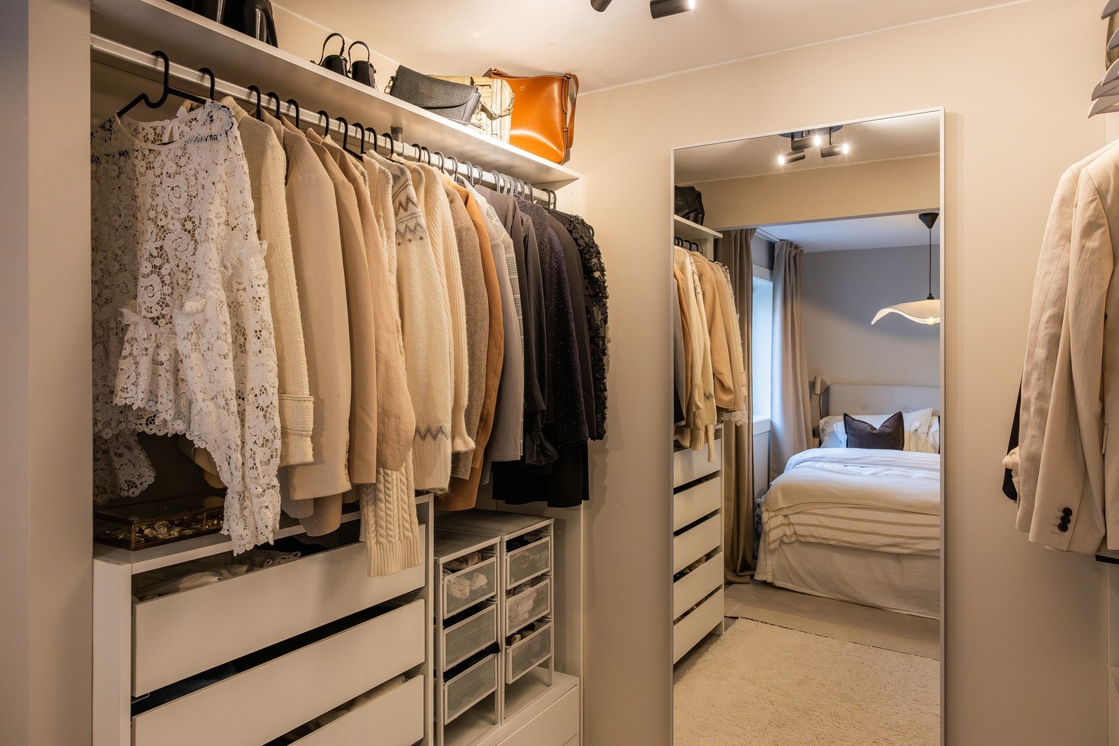 I tillegg har rommet stor garderobe med masse plass. Galleribilde