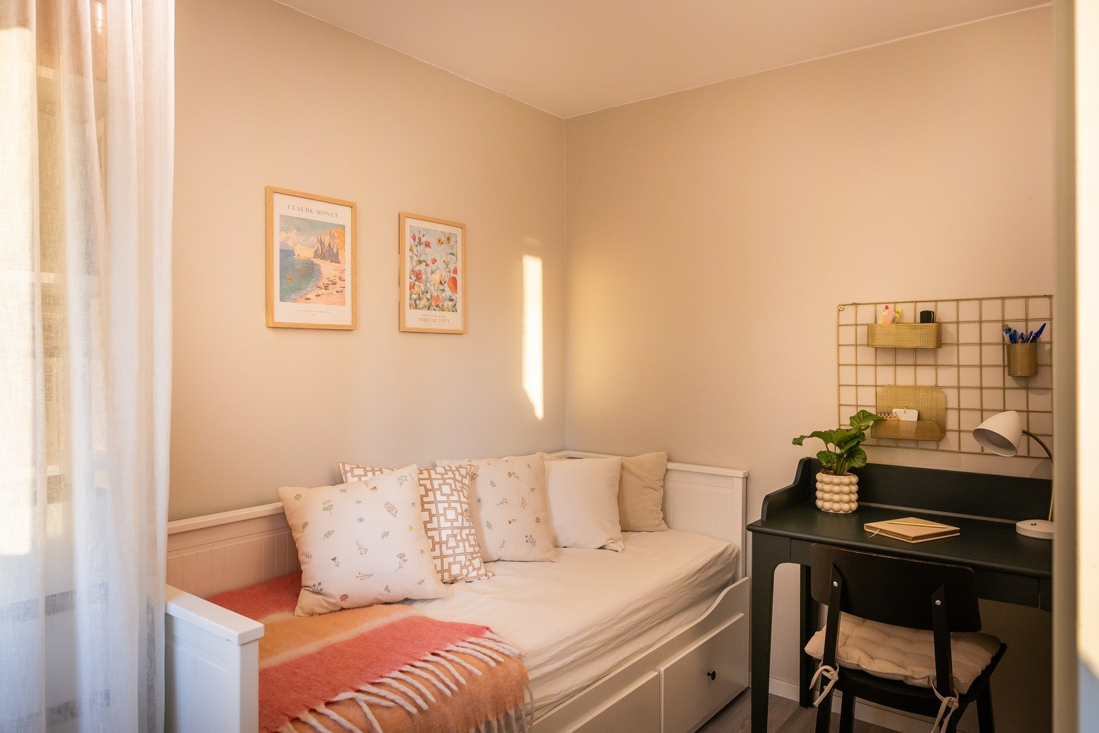 Leiligheten har 2 fine soverom hvorav dette passer utmerket som gjesterom, barnerom eller kontor. Galleribilde