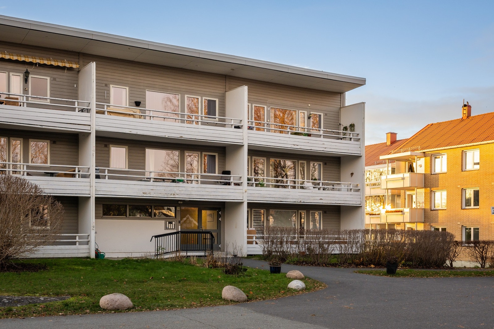 Her er det stille og sentral beliggenhet med fantastiske turområder. Flere store og små skogsområder samt Ekebergsletta i umiddelbar nærhet til boligen. Galleribilde