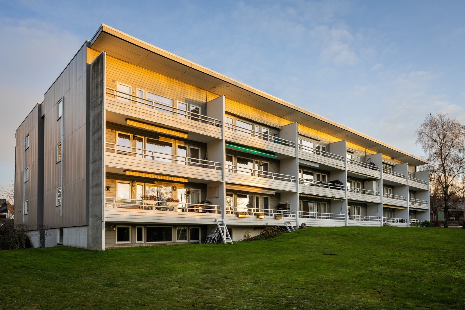 Enoks vei 30 ligger i et attraktivt og veletablert boligområde på Ekeberg med kort vei til daglige servicetilbud, matbutikk og offentlig kommunikasjon. Galleribilde