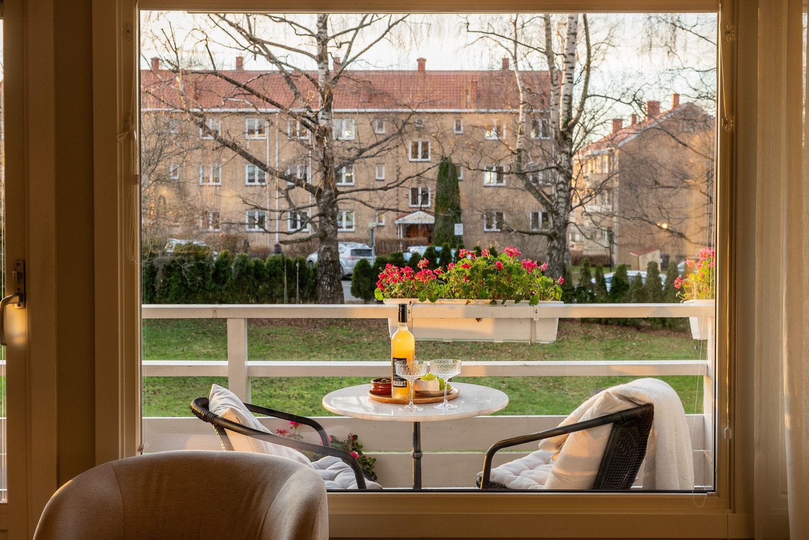 Fra stuen er det utgang til solrik og stor balkong. Galleribilde