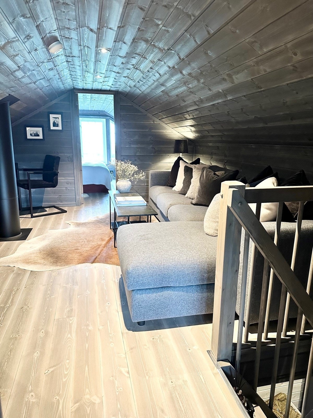 Flytter man seg opp trappen ved entréen finner man en koselig hems med tre store disponible rom - perfekt for barnefamilien. Galleribilde