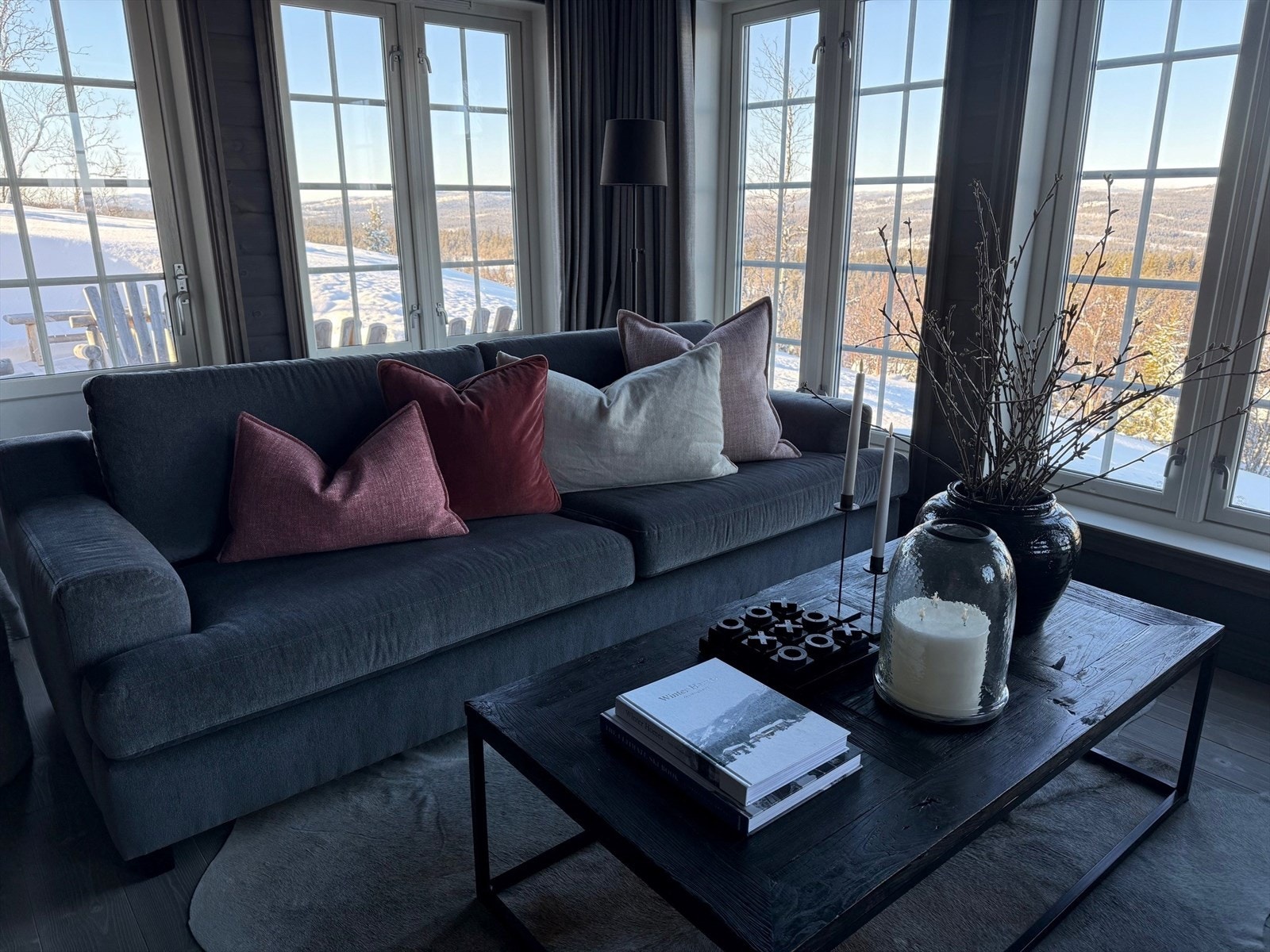 Den tiltalende stuen har et fantastisk vindusgalleri som slipper inn rikelig med naturlig lys på dagtid og med den vakre utsikten over Hallingdalen, får du et maleri på veggen som skifter med årstiden. Galleribilde