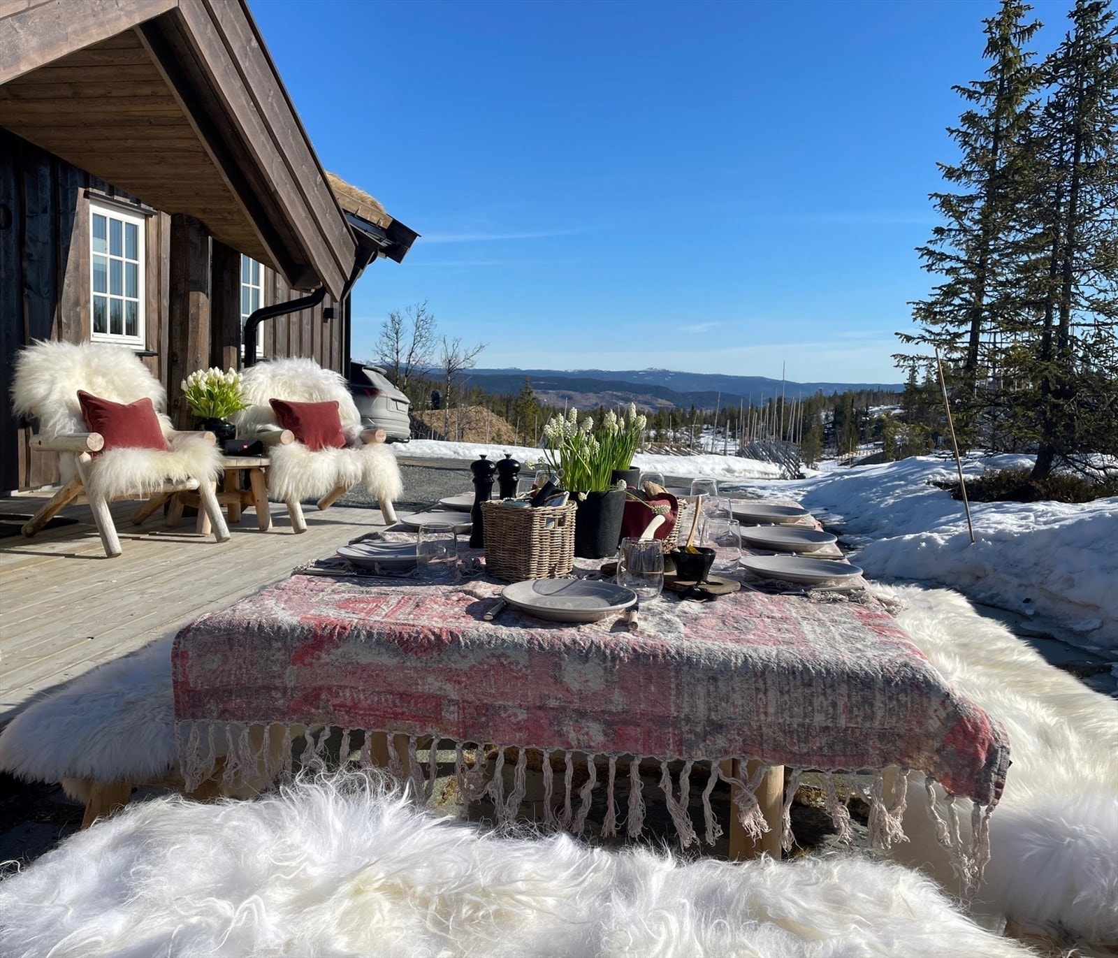 Her er det godt med rom for solbading, grilling og lek. I sommerhalvåret kan man glede seg over vakre soloppganger og solnedganger kl. 22:30! Galleribilde