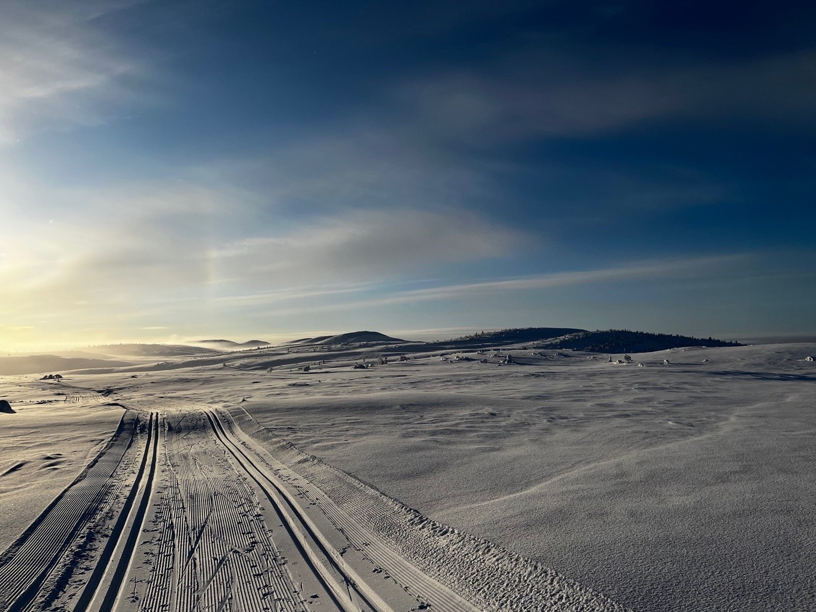 Her passerer oppkjørte skiløyper rett på nedsiden av hytten på vinterstid og det er ca. 7 min til Nesfjellet Alpin. Galleribilde