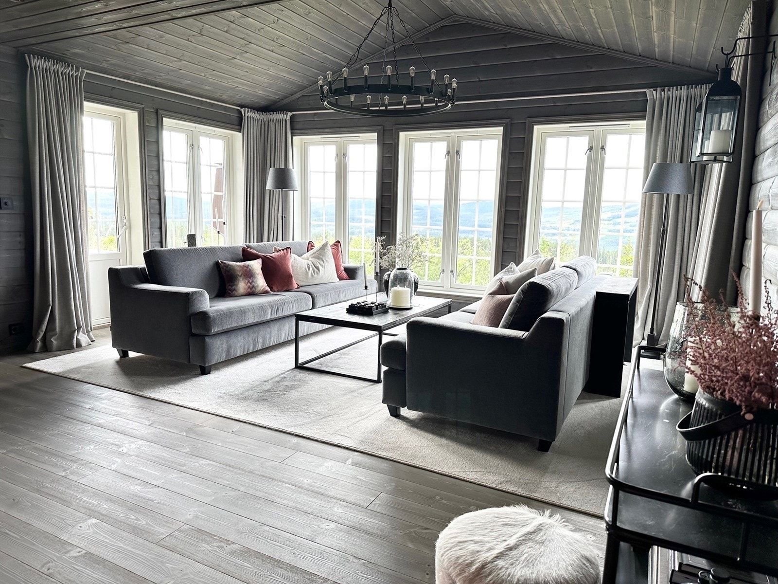 Fritidsboligen er fra Familiehytta og av typen Rondablikk Modell B, oppført i 2020. Galleribilde