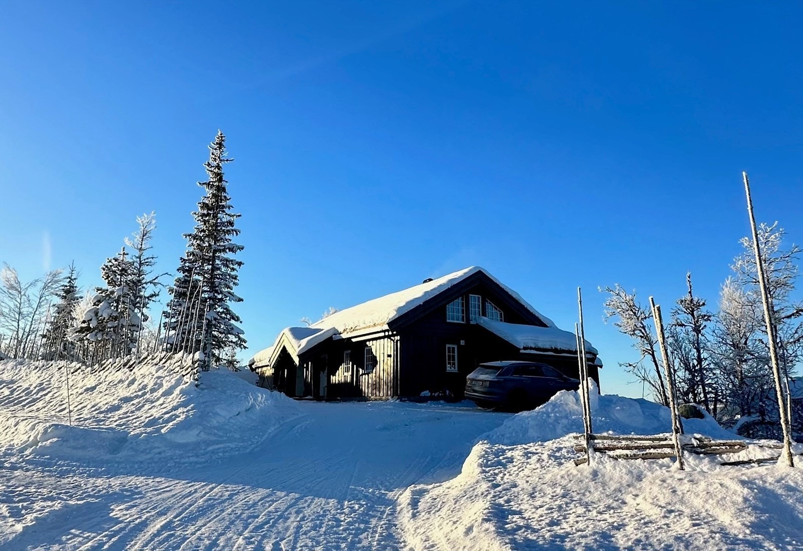 Tomten er delvis opparbeidet med naturstein, gressarealer og enkel vegetasjon. Her er det godt med biloppstillingsplasser. Elbilen kan enkelt lades via en veggfast elbillader, montert på yttervegg. Galleribilde