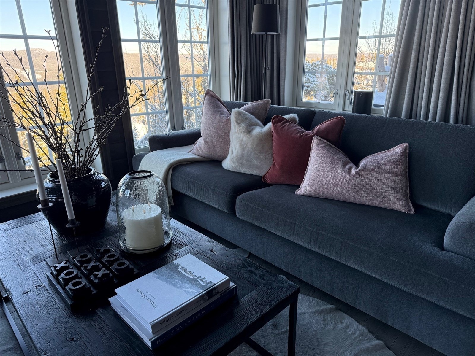 Her er det god plass til en sofagruppe med tilhørende bord og mediebenker - et perfekt samlingspunkt. Galleribilde