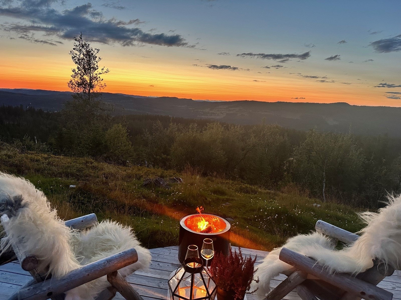 Eiendommen er omringet av vakker natur som kan nytes året rundt og med den nydelige utsikten over Hallingdalen får du et maleri som skifter med årstiden. En flott helårsdestinasjon! Galleribilde