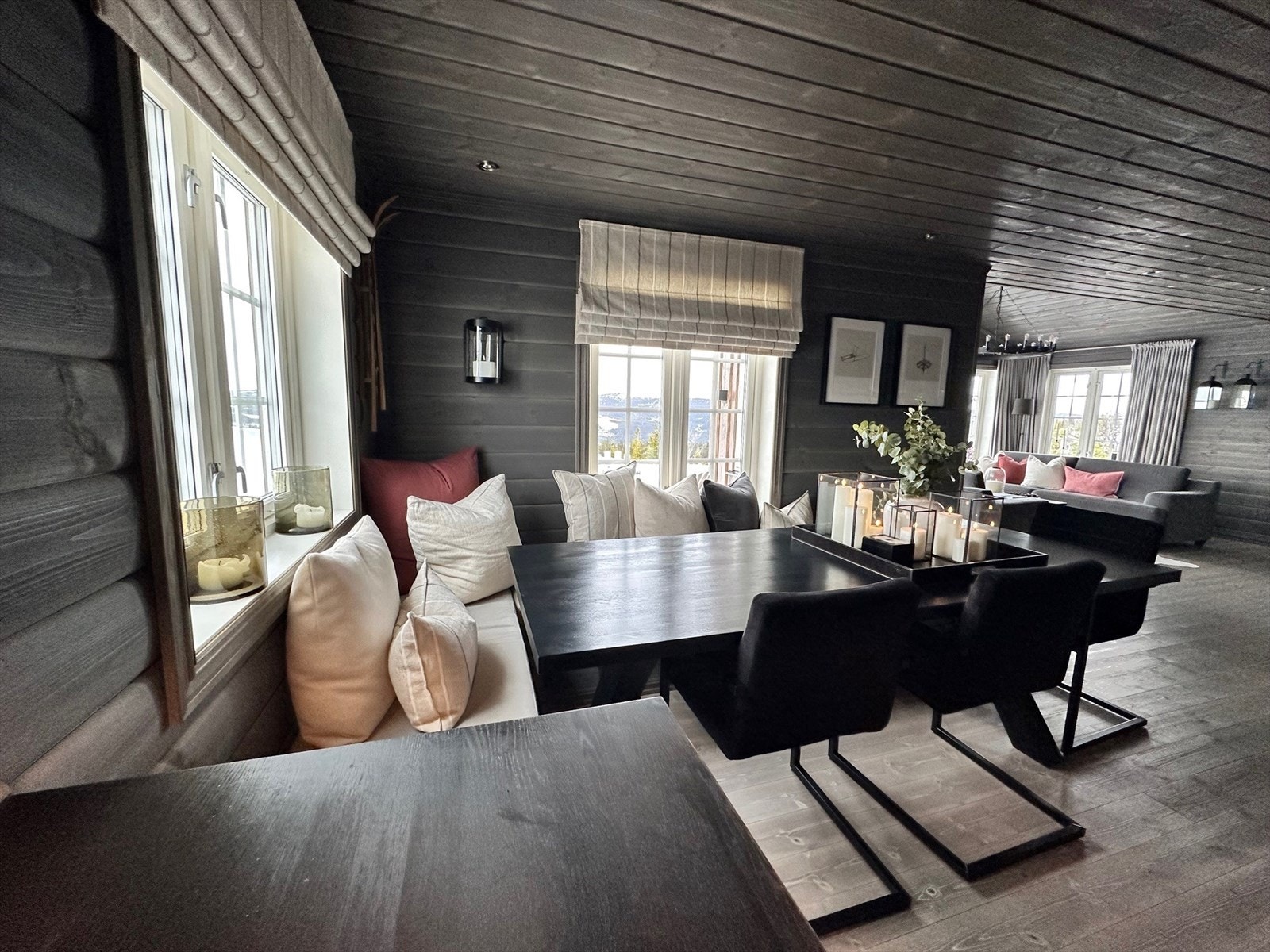 Det er også plass til stort spisebord med god plass til hele familien, noe som gjør rommet til et naturlig samlingspunkt for lange frokoster eller hyggelige middager. Galleribilde