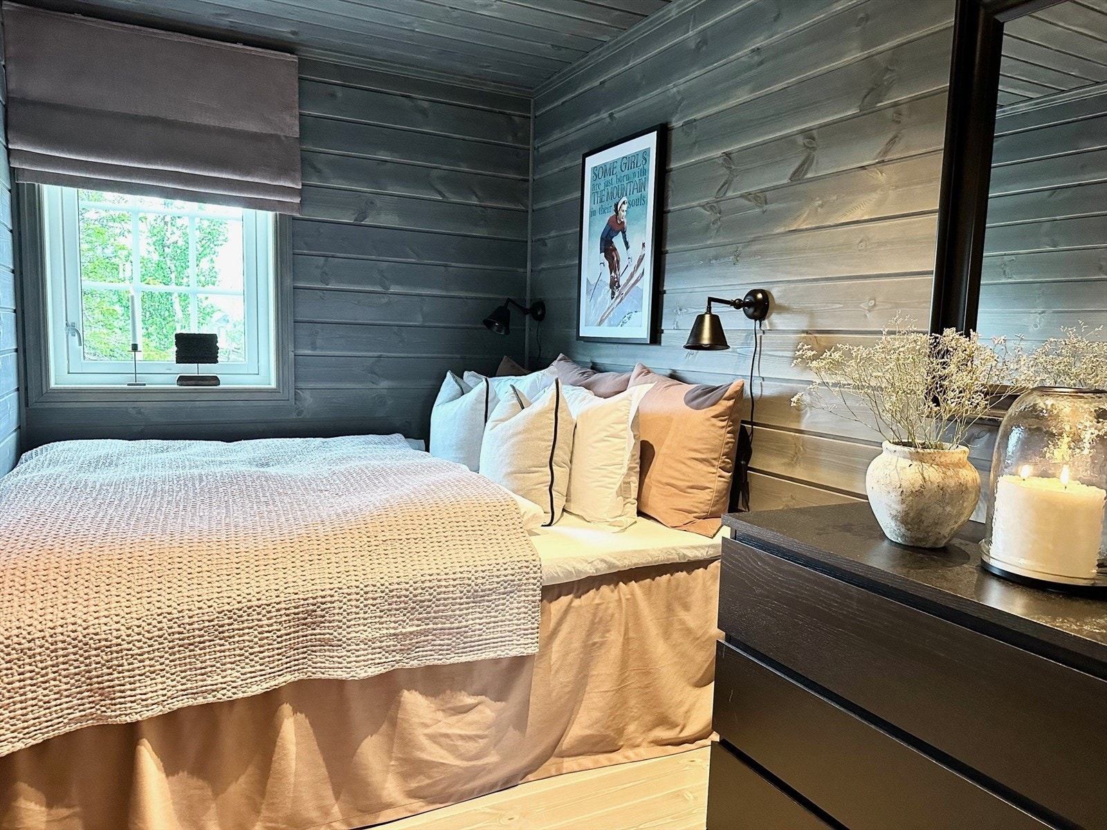 Hytten har tre soverom i 1. etasje, samt en koselig hems med tre store disponible rom - en praktisk og familievennlig planløsning. Galleribilde