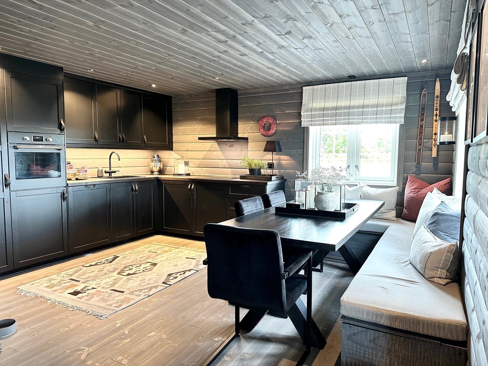 Kjøkkenet har integrerte hvitevarer, inkludert platetopp fra Schott Ceran, stekeovn, oppvaskmaskin og kjøleskap - alt for en praktisk og moderne hverdag. I tillegg er det montert vannstoppføler. Galleribilde