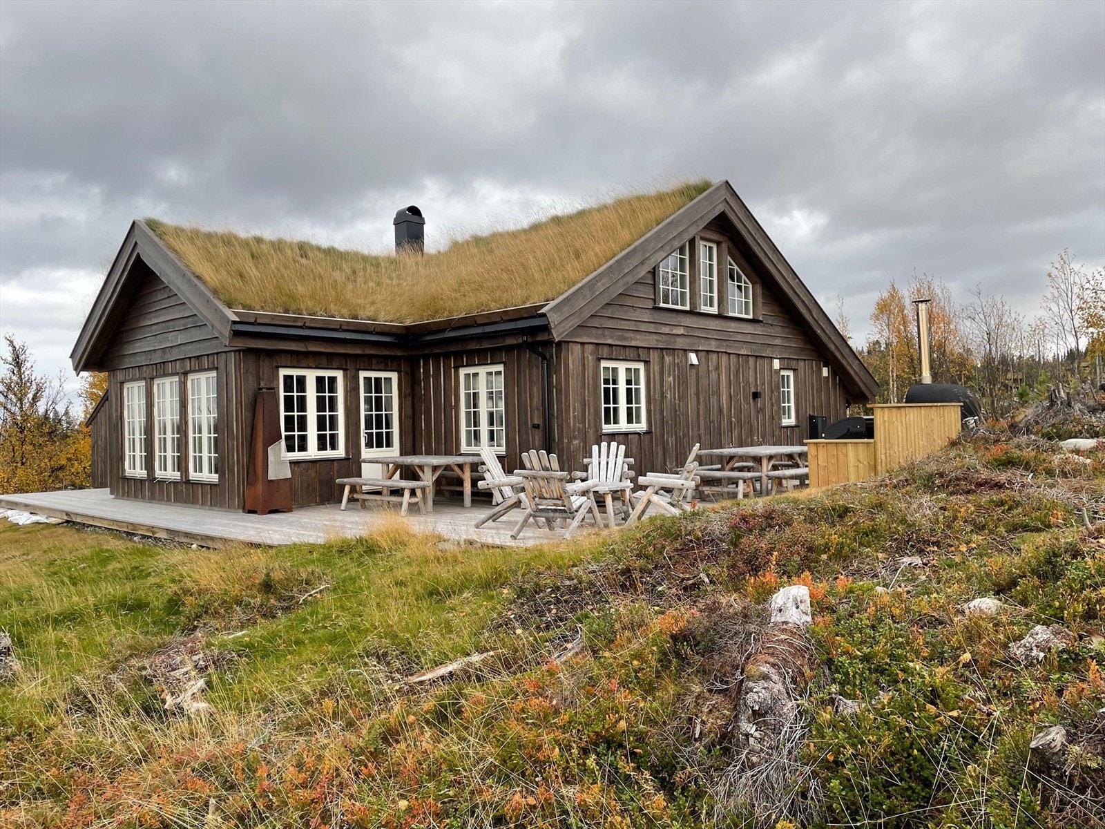 En stilig & skjermet hytte fra 2020, beliggende ca. 899 moh., på meget attraktive Trollsetutsikten, rett ved Nystølen. Galleribilde