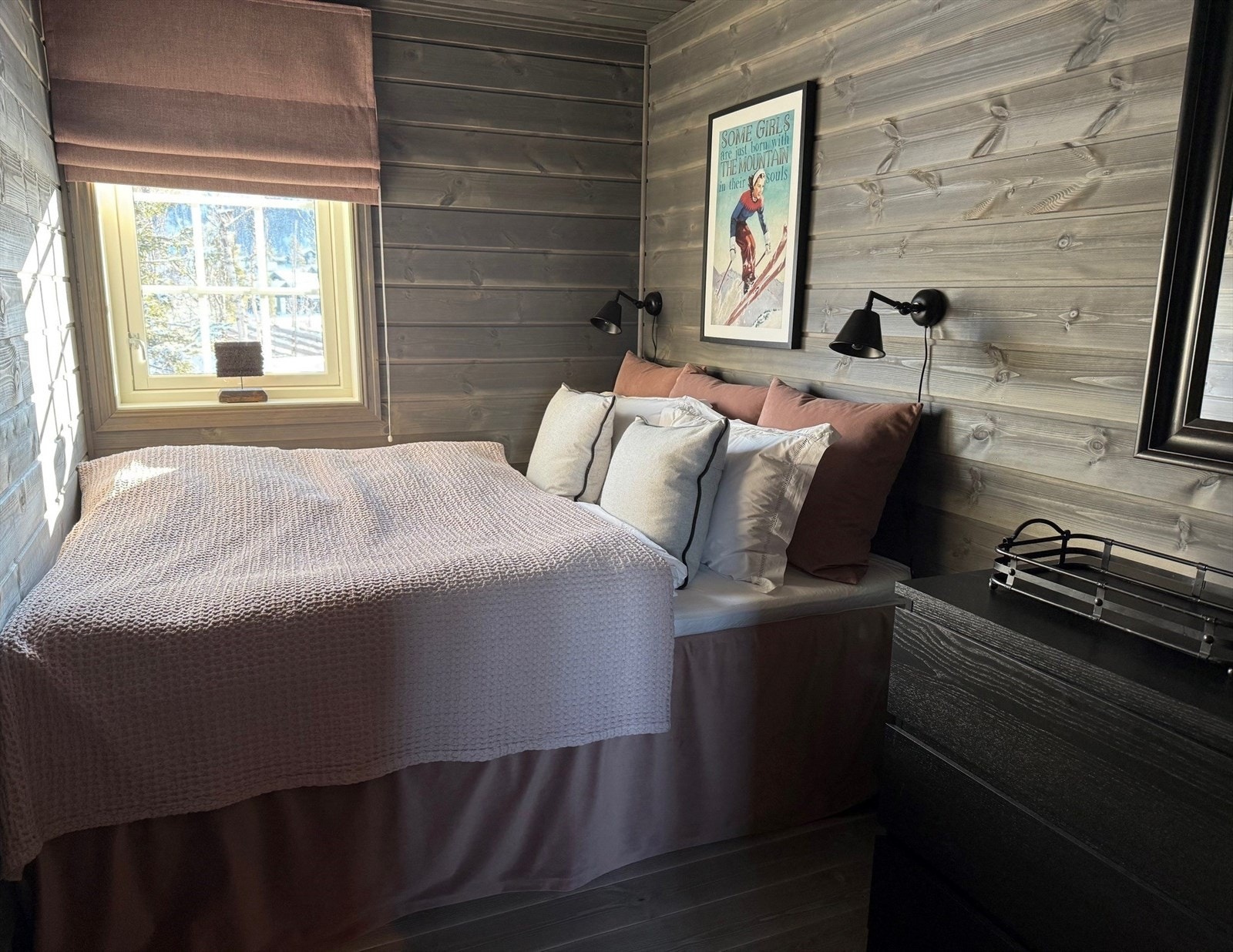 Rommene har godt med plass til dobbeltseng og kommode el. Passer også perfekt som barnerom, lekerom eller hyttekontor. Galleribilde