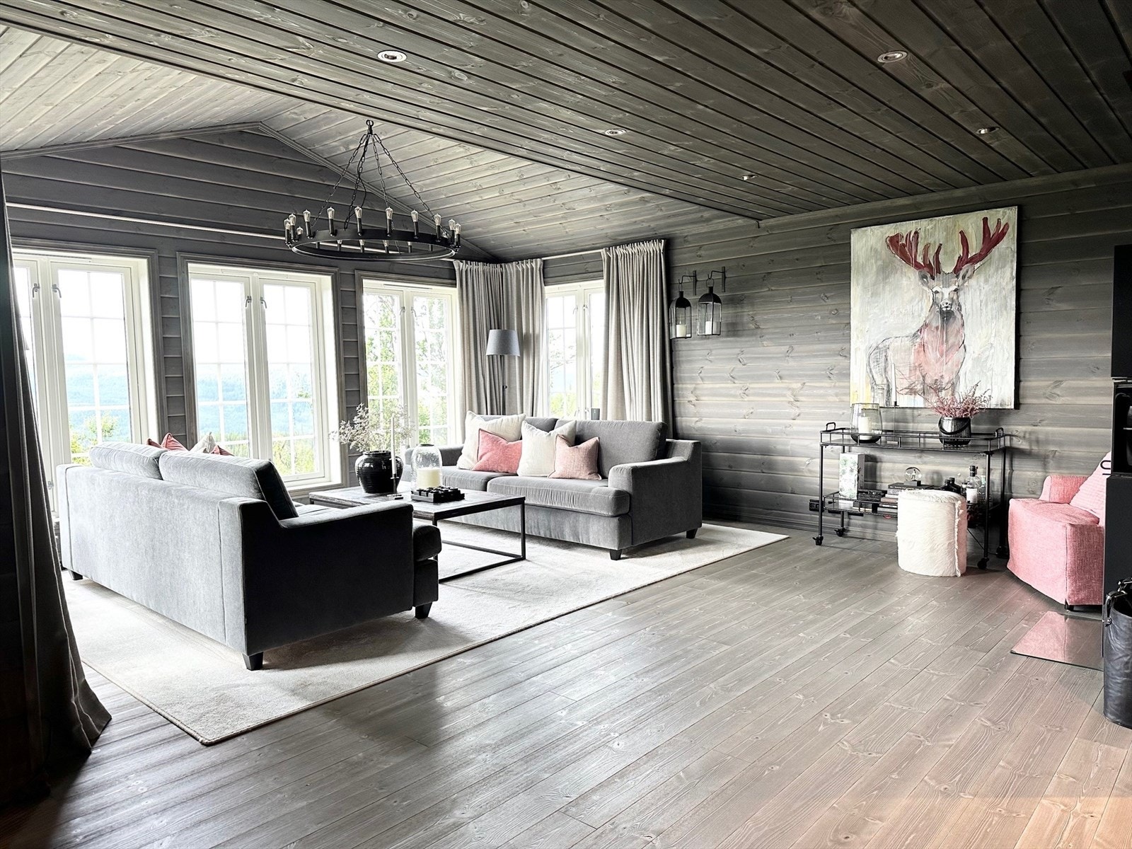 Hytta har en høy og moderne standard med gjennomgående material- og fargevalg, innlagt strøm og vann, torv på taket samt arealeffektive løsninger som gir rom for det meste. Galleribilde