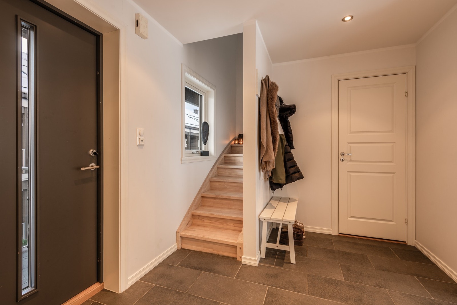 Romslig entré Galleribilde