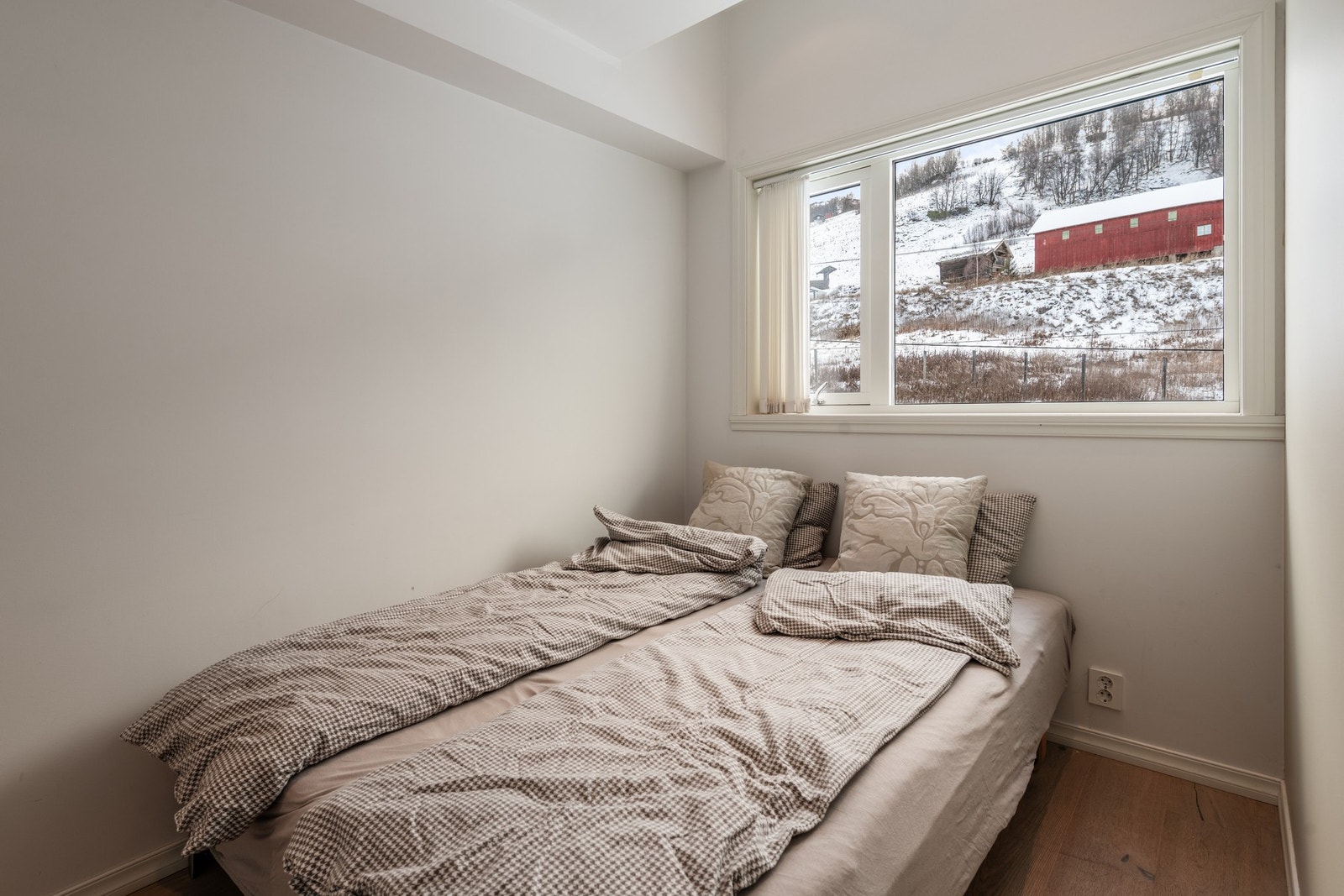 Leiligheten går over to plan og har tre soverom Galleribilde