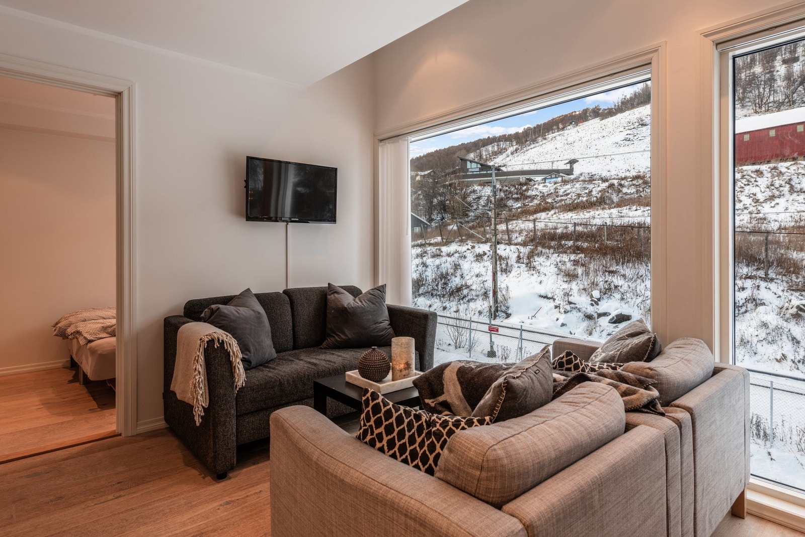 De store vinduene gir god utsikt mot Halsteinsgård Galleribilde