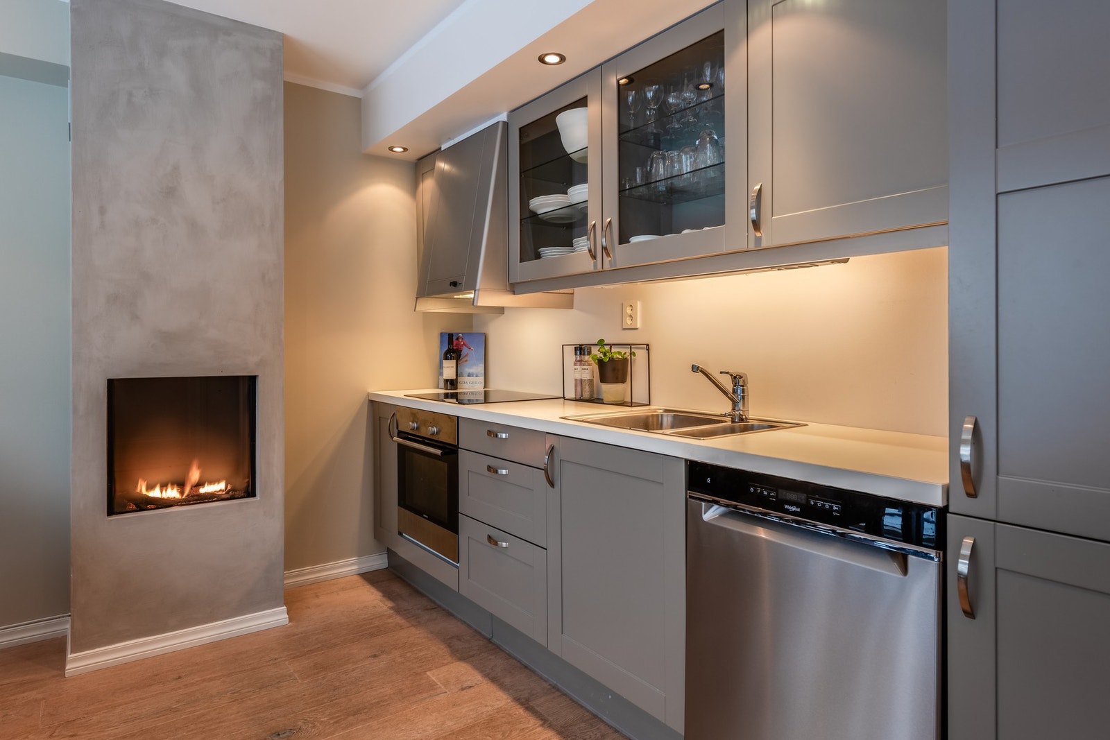 Kjøkkenet har integrert kjøl og frys, koketopp og stekeovn Galleribilde