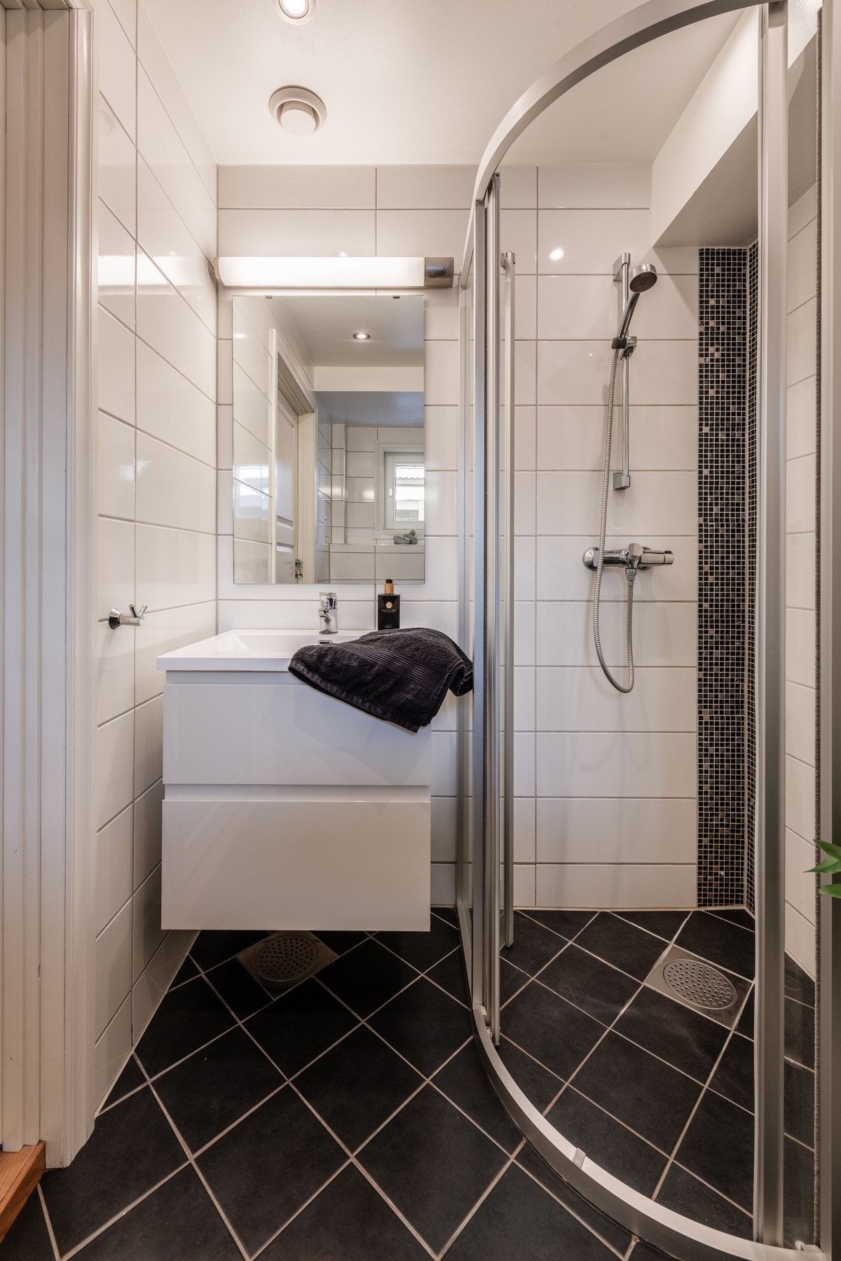 Leiligheten har også to stilige bad Galleribilde