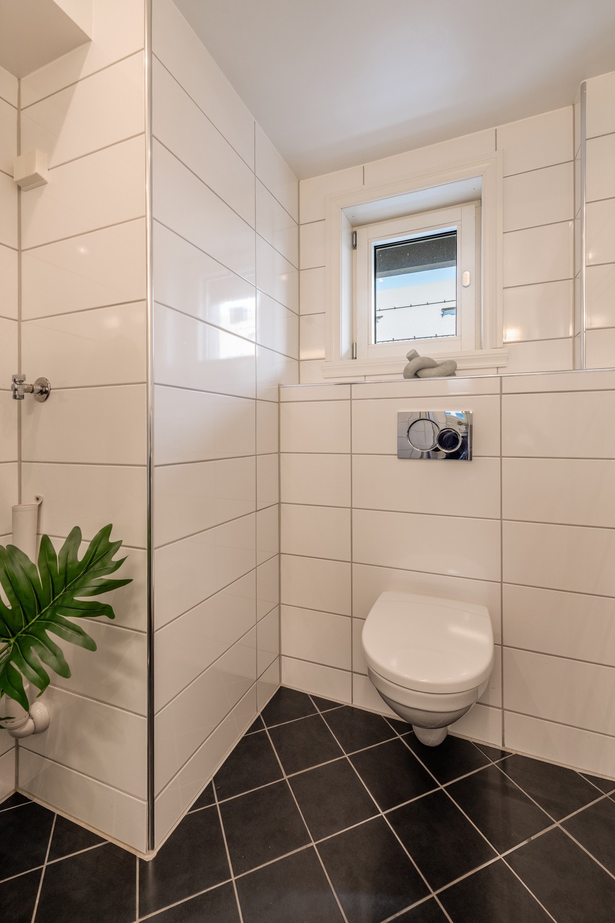 Badene har flier på både gulv og vegger Galleribilde