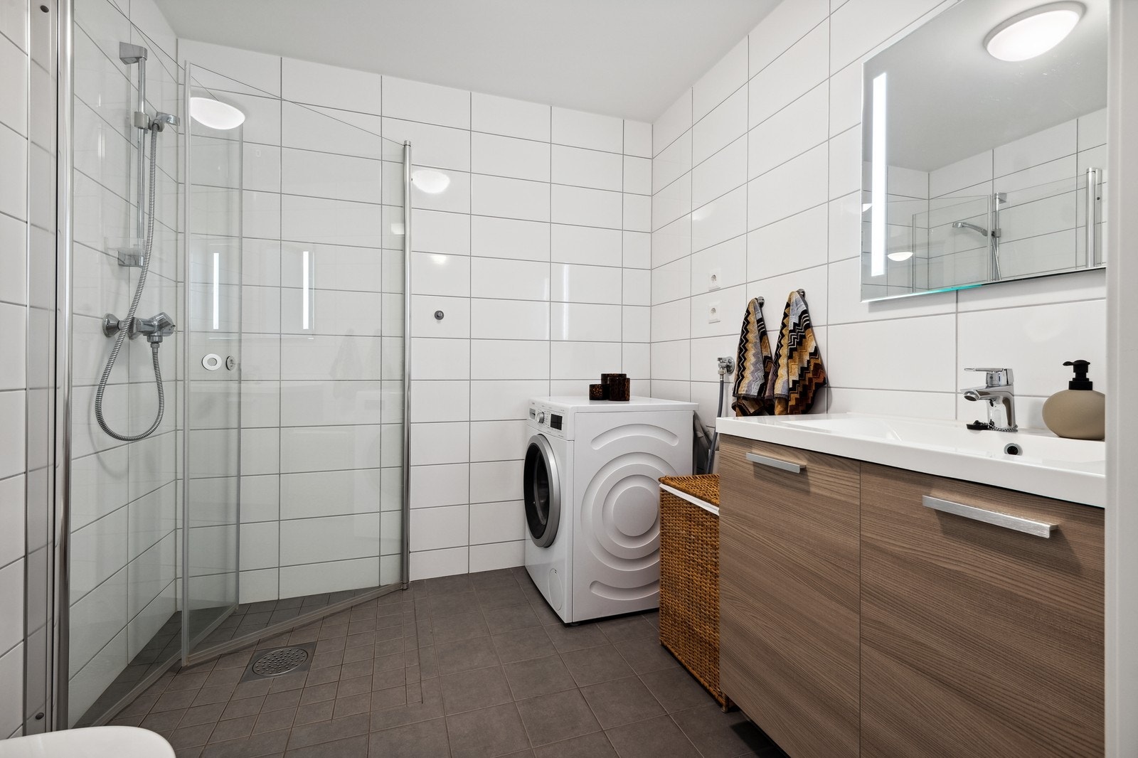 Pent flislagt bad med varmekabler i gulv. Galleribilde