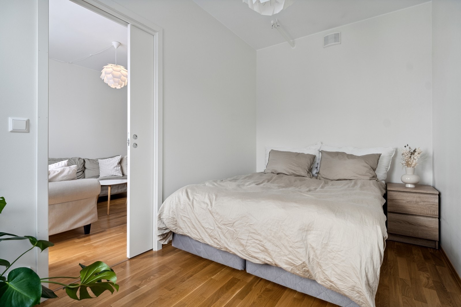 Romstort soverom med plass til dobbeltseng. Eget walk-in. Seng ikke inkl. Galleribilde