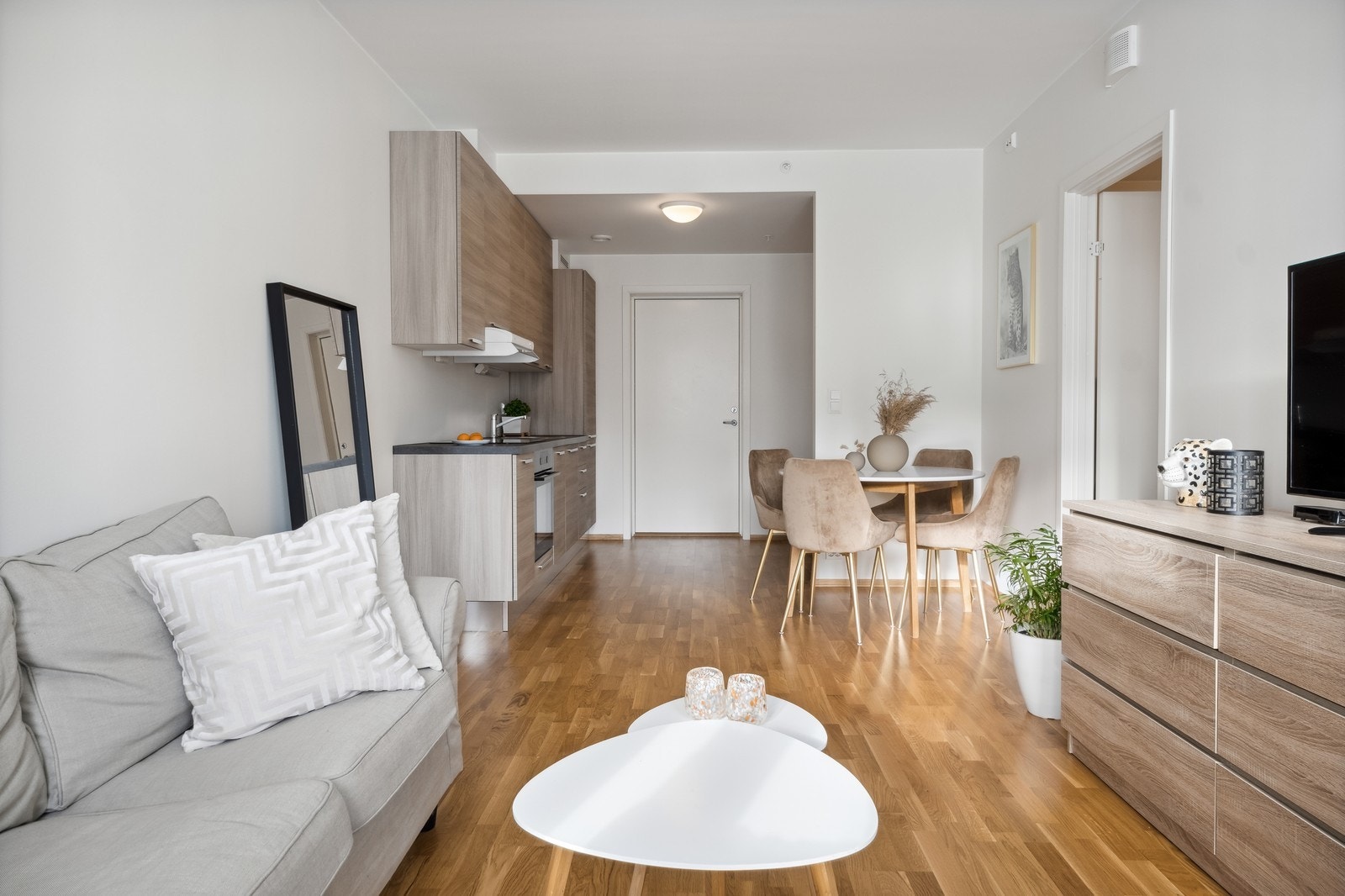 Åpen stue og kjøkkenløsning. Sofabord ikke inkl. Galleribilde