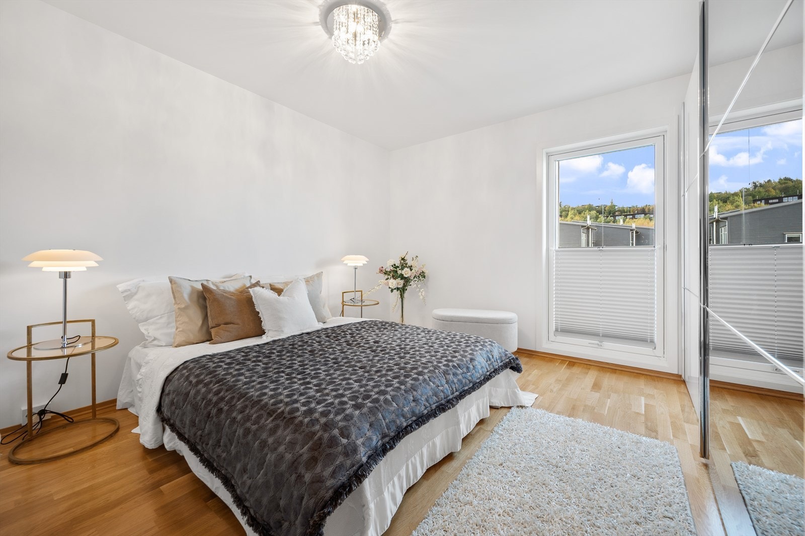 Hovedsoverommet har en romslig utforming med god plass til dobbeltseng og tilhørende nattbord. Galleribilde