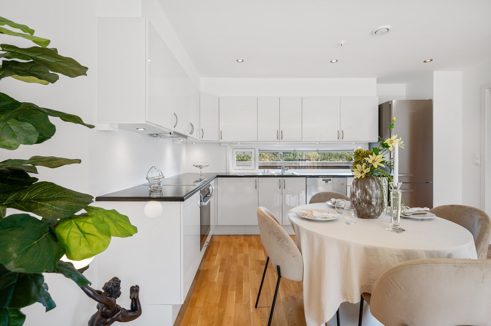 Pen kjøkkeninnredning med god skap- og benkeplass. Galleribilde