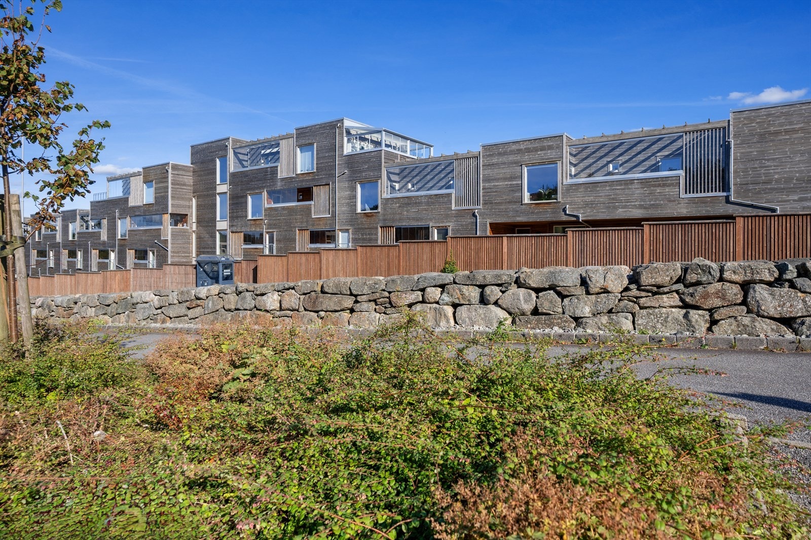 Her bor du høyt og fritt i med lite innsyn, flotte lysforhold og kort vei til både servicetilbud, skoler, barnehager og grøntområder Galleribilde