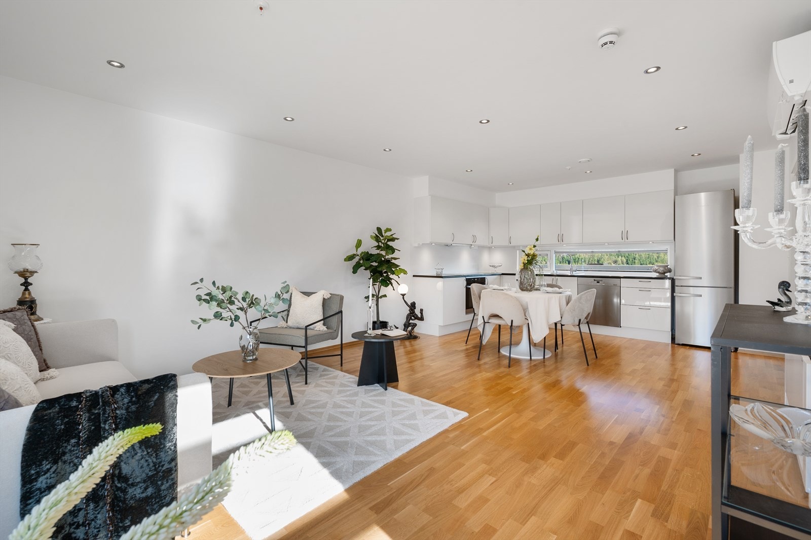 Leiligheten ligger høyt i byggets 4 etasje, med hyggelig og usjenert utsyn. Det er heis i bygget. Galleribilde