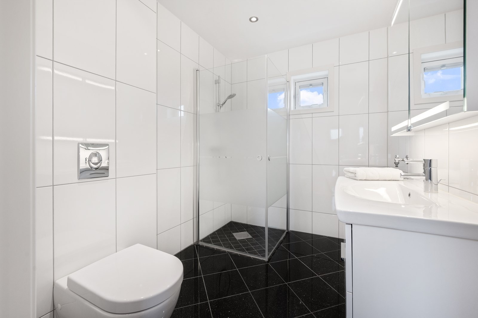 Helfliset baderom med vannbåren gulvvarme. Galleribilde