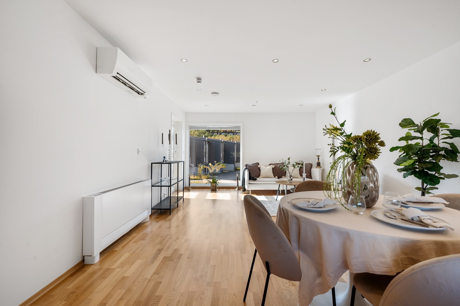 Her er det god plass til en stor sofagruppe med tilhørende et hyggelig samlingspunkt for familie og venner Galleribilde