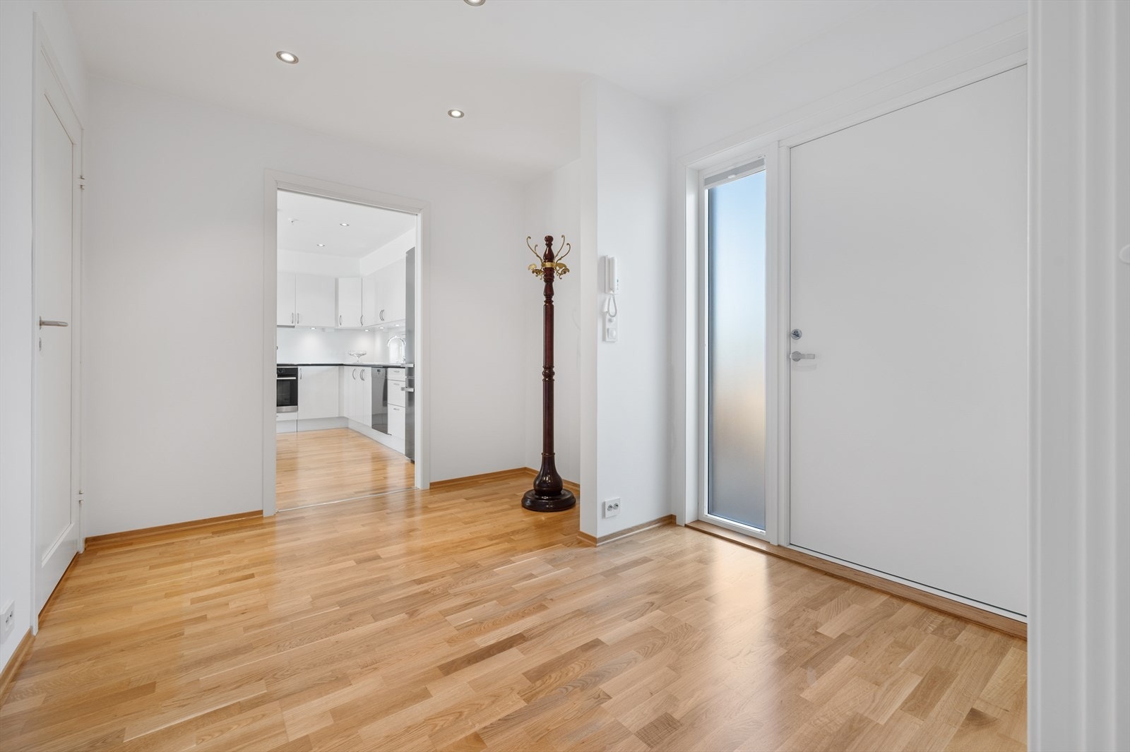 Leiligheten har en lys og innbydende entré med 3-stavs eikeparkett og slette, malte vegger. Galleribilde