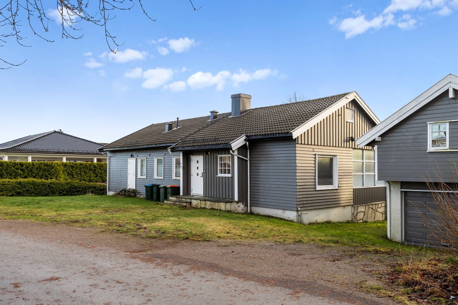 På eiendommen står en frittstående garasje hvor det er påbegynt innredning av loftsarealet. Dette er ikke byggemeldt og ikke godkjent for varig opphold, men gir spennende muligheter. Galleribilde