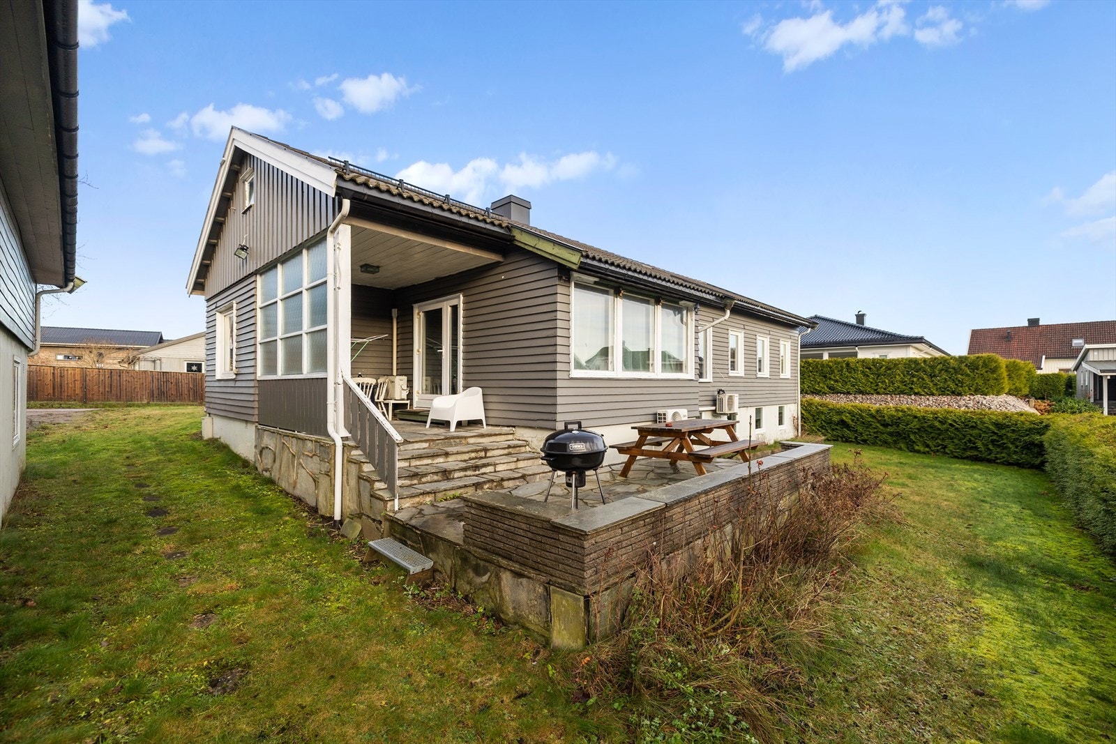 Videre er det utgang fra stuen til den hyggelige uteplassen. Galleribilde