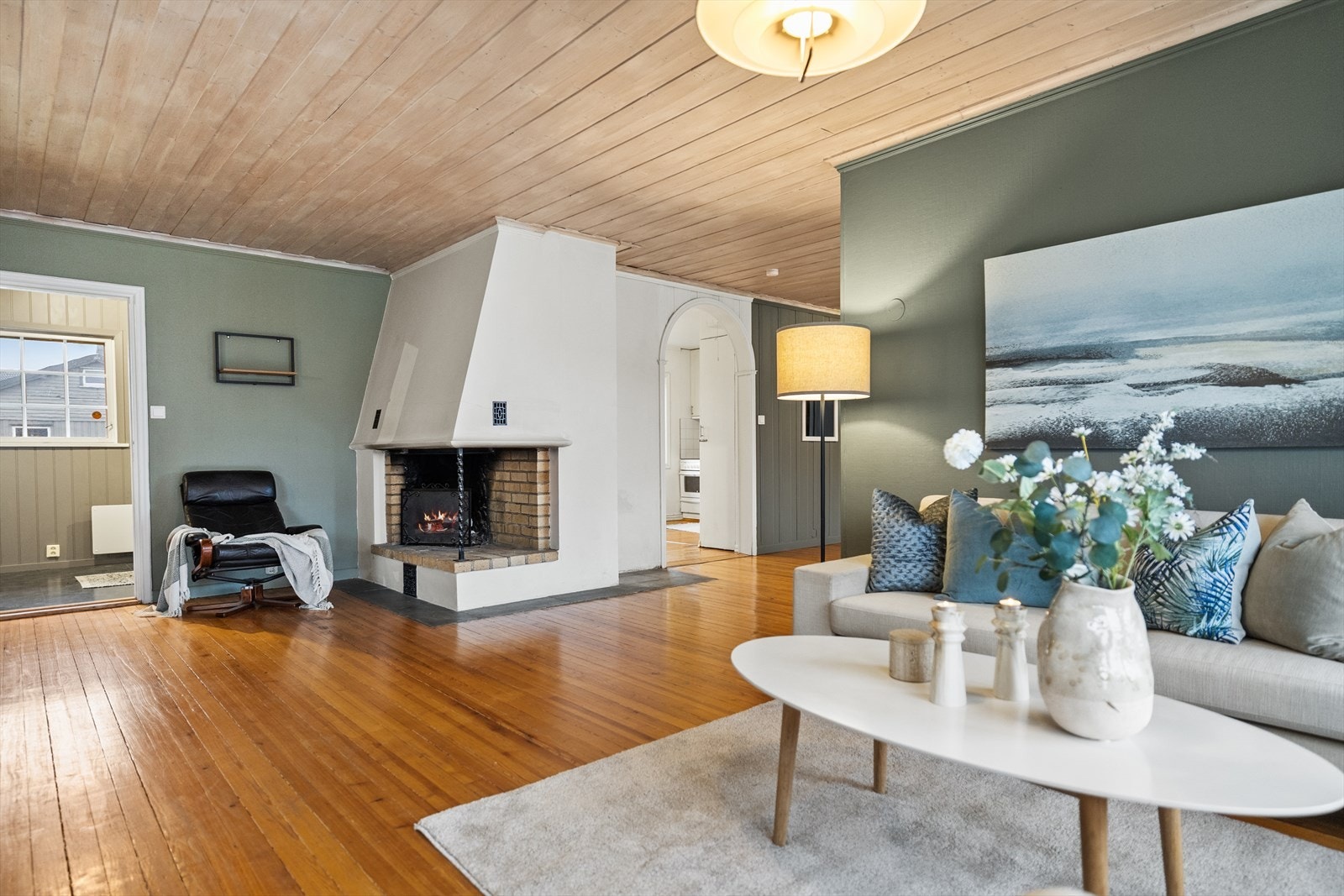 Stuen er delvis avskjermet fra kjøkkenet som er perfekt for sosiale sammenkomster. Galleribilde