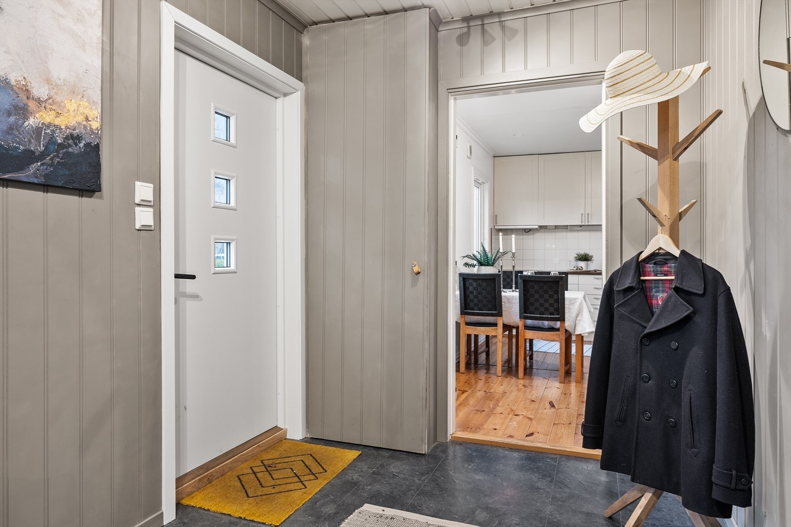 Når du kommer inn i boligen, er det første du møter en trivelig entré. Galleribilde