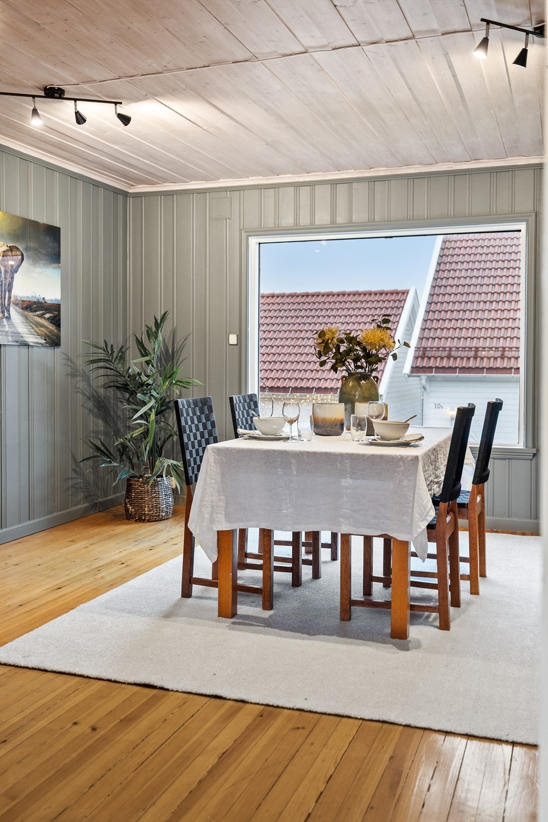 Her kan du fint få plass til mange gjester rundt spisebordet. Galleribilde